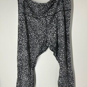 Lululemon 7/8 length Black and White Floral Print Pants